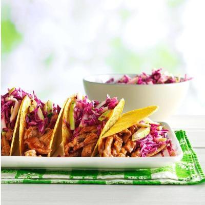 lento cozido cerveja de raiz de churrasco tacos de carne de porco com citrus púrpura roxo repolho vovó maçã coentro sl