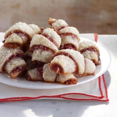 bolinhos crescentes da amêndoa da framboesa