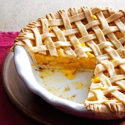 torta de rum de manga temperada com crosta de coco