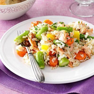 pilaf de primavera com salmão e aspargos