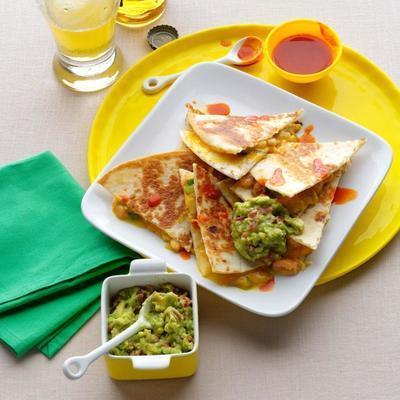 camarão e quesadillas de pimentão verde com guacamole