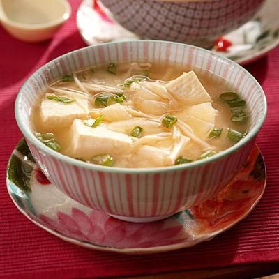 sopa de miso com tofu e enoki