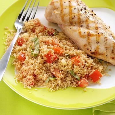 salada de tomate cuscuz de manjericão