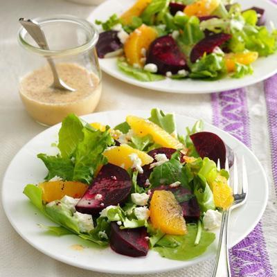 salada de beterraba e laranja com rissóis de nozes