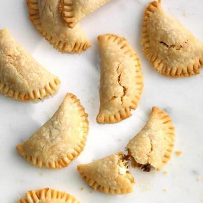 empanadas de queijo de cabra e tomate seco