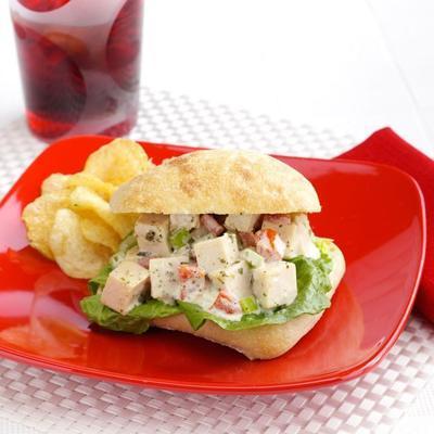 sanduíches de salada de frango pesto