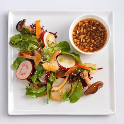 salada de shiitake grelhado com vinagrete picante de gergelim e gergelim