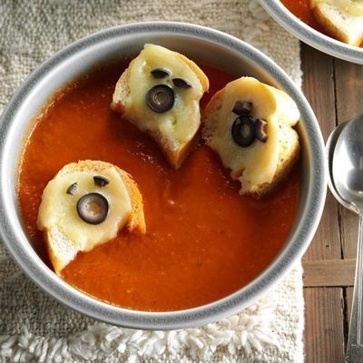 sopa de tomate com croutons fantasma de queijo