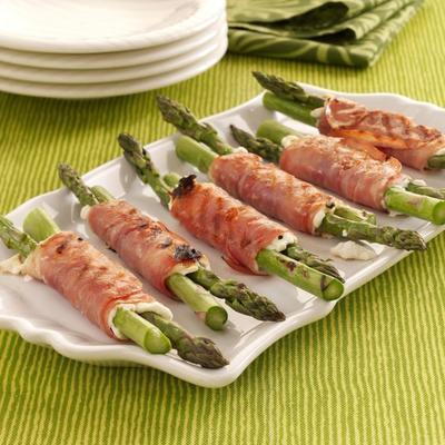 Proscuitto envolto aspargos grelhados com queijo de cabra