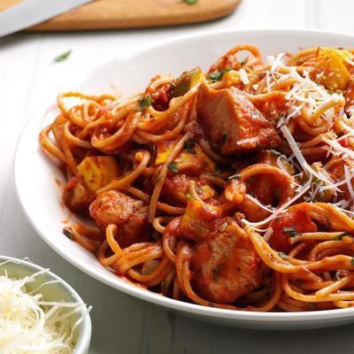 frigideira de espaguete italiano com frango e legumes assados