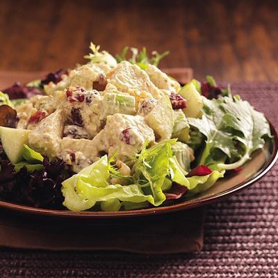 salada de peru ao curry com maçãs, cranberries e nozes