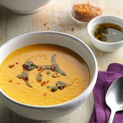 bisque de batata doce com chuvisco de óleo de pimentão cunhadas