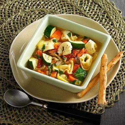 abobrinha, espinafre, sopa tortellini w / alecrim fresco