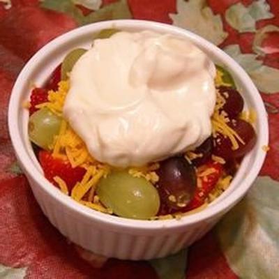 salada de cheddar-frutas em camadas