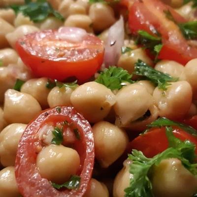 salada de grão de bico com cebola roxa e tomate