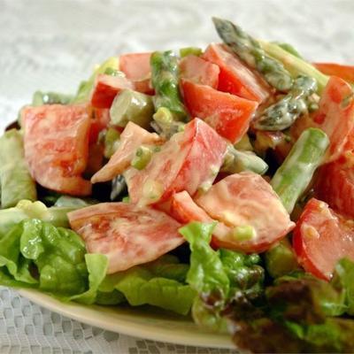 salada de espargos e tomate com molho de iogurte e queijo