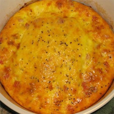 Caçarola de omelete de presunto e queijo