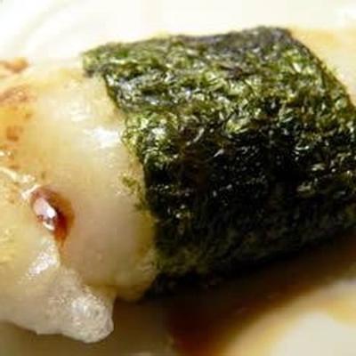 mochi grelhado com alga nori