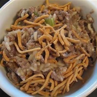 caçarola de macarrão chow mein
