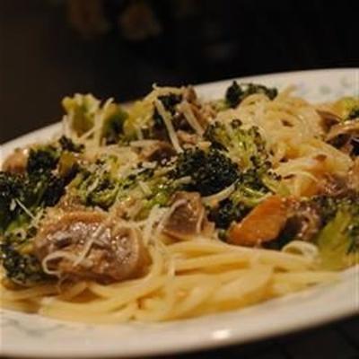 espaguete com brócolis e cogumelos