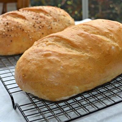 pão italiano cozido em uma pedra de pizza