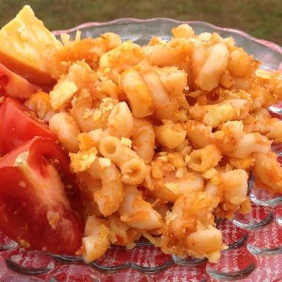 macarrão cozido e queijo com tomate