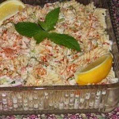 salada de macarrão de camarão e caranguejo