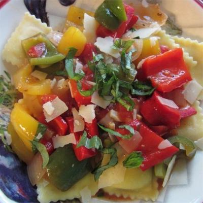 ravioli de queijo com três pimenta no topo