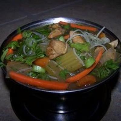 sopa de macarrão tailandês frango picante