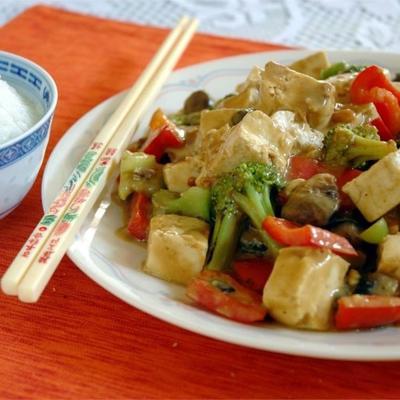 tofu e legumes em molho de amendoim