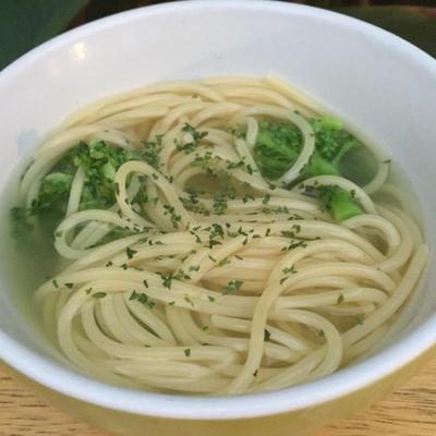 sopa de espaguete de brócolis