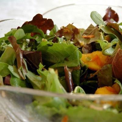 mesclun e salada de manga com molho de cenoura de gengibre