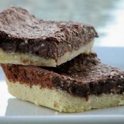 brownies pegajosos com crosta de shortbread