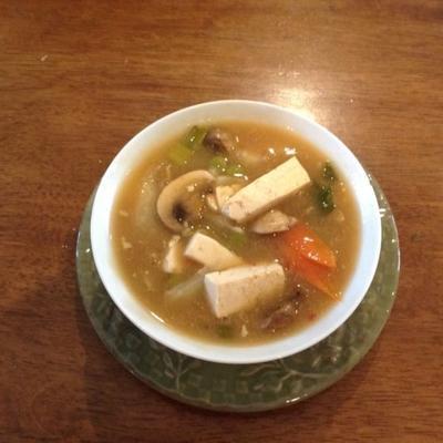 sopa de tofu quente e azeda (suan la dofu tang)
