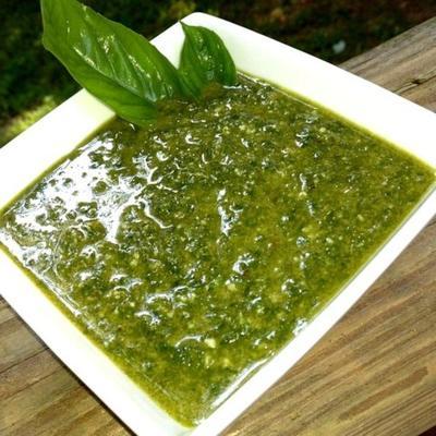 pesto simples de alho e manjericão