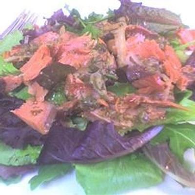 salmão defumado e salada de agrião com molho vinagrete de cebola e alcaparras