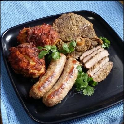 grelha mista de salsicha, frango e cordeiro com condimentos tandoori