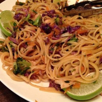 linguine com frango e legumes salteados