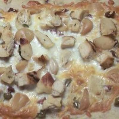 pizza branca com alho assado e azeitonas verdes