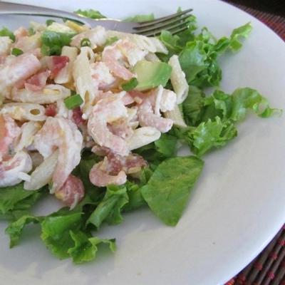 salada de macarrão de abacate de camarão