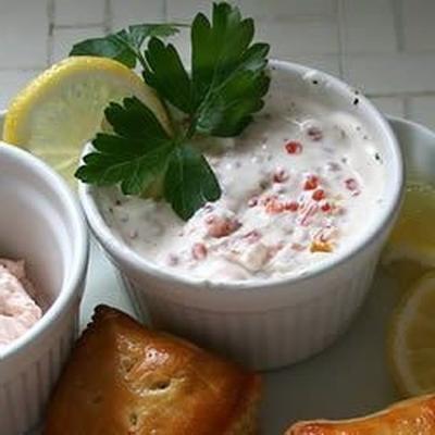 sueco creme azedo e molho de caviar para salmão