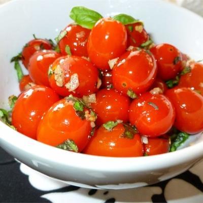 tomates-cereja salteados com alho e manjericão