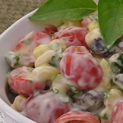 Salada de tomate cereja cremosa com manjericão fresco, milho e cebola