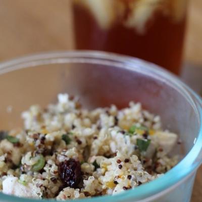 salada de quinoa com frutas secas e nozes