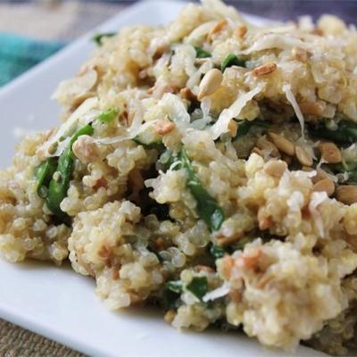 pilaf de queijo de quinoa com espinafre