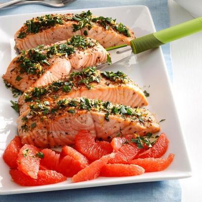 salmão com crosta de cominho com grapefruit grelhado e gremolata