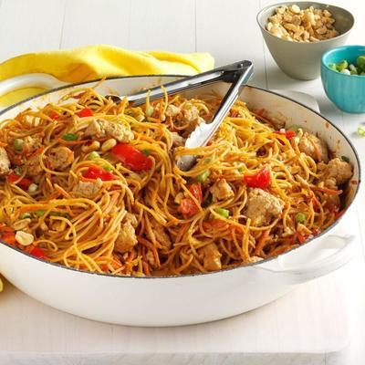 macarrão de frango tailandês amendoim