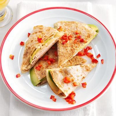 quesadillas de peru, suíço e abacate