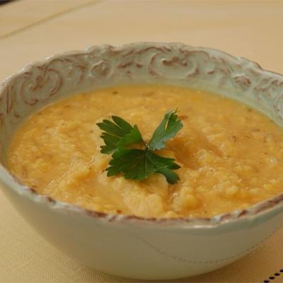 sopa de lentilha vermelha de estilo libanês