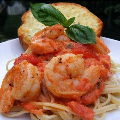 macarrão linguine com camarão e tomate